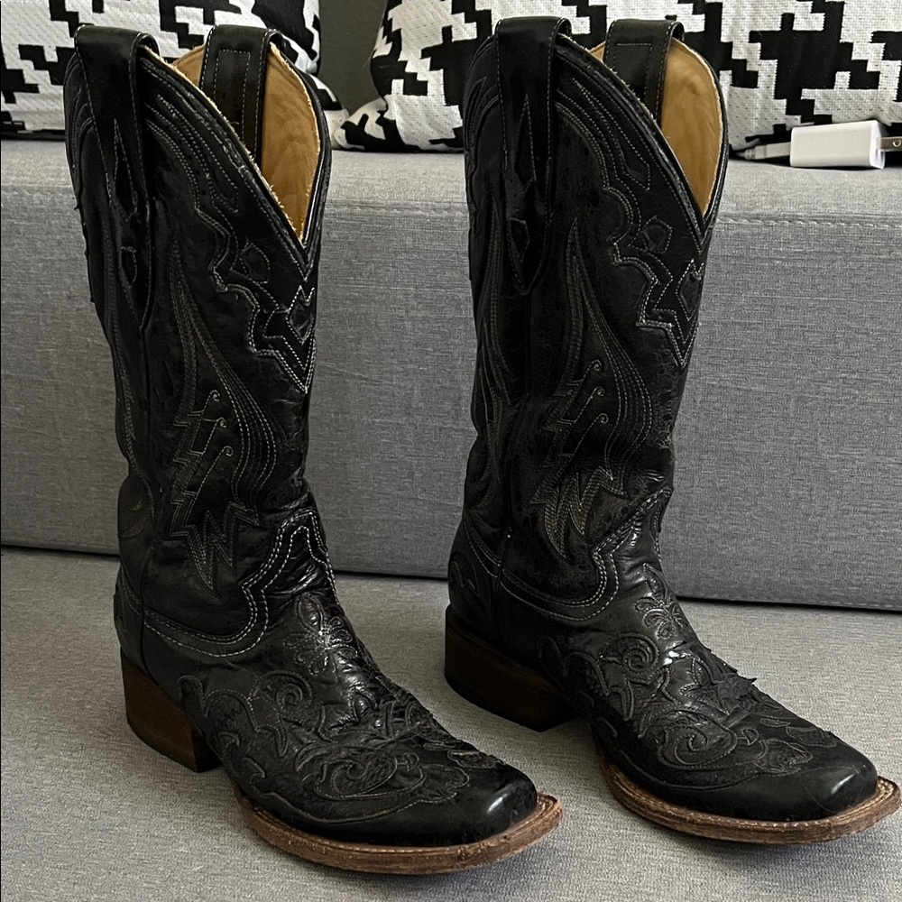 Elegant Black Embroidered Heeled Boots - image 1